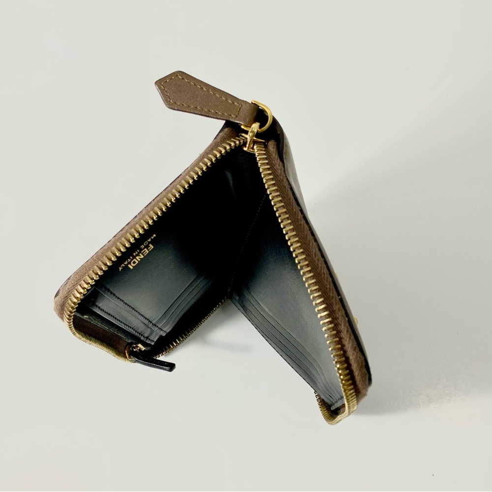 FENDI Bifold Wallet Visor
Way Leather Brown Women's
8M0401-6GM - Picture 8 of 16
